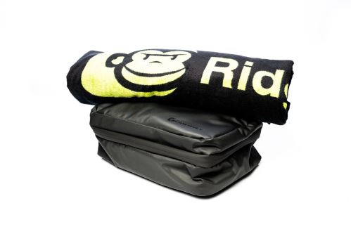 RidgeMonkey Kozmetická taška LX Bath Towel and Weatherproof Shower Caddy Set