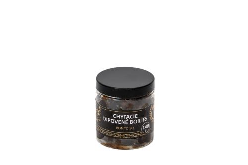 Riverbaits Chytací boilies v dipu HNV Bonito SQ 140g
